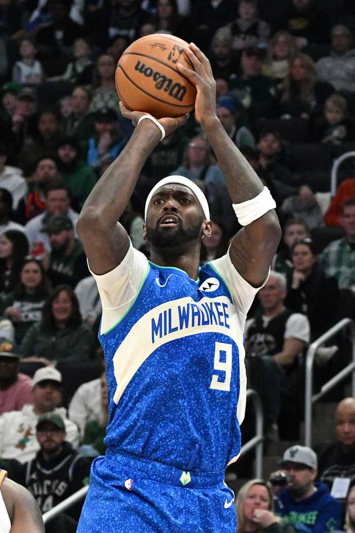  Milwaukee Bucks forward Bobby Portis (9) puts up a shot against Phoenix Suns 